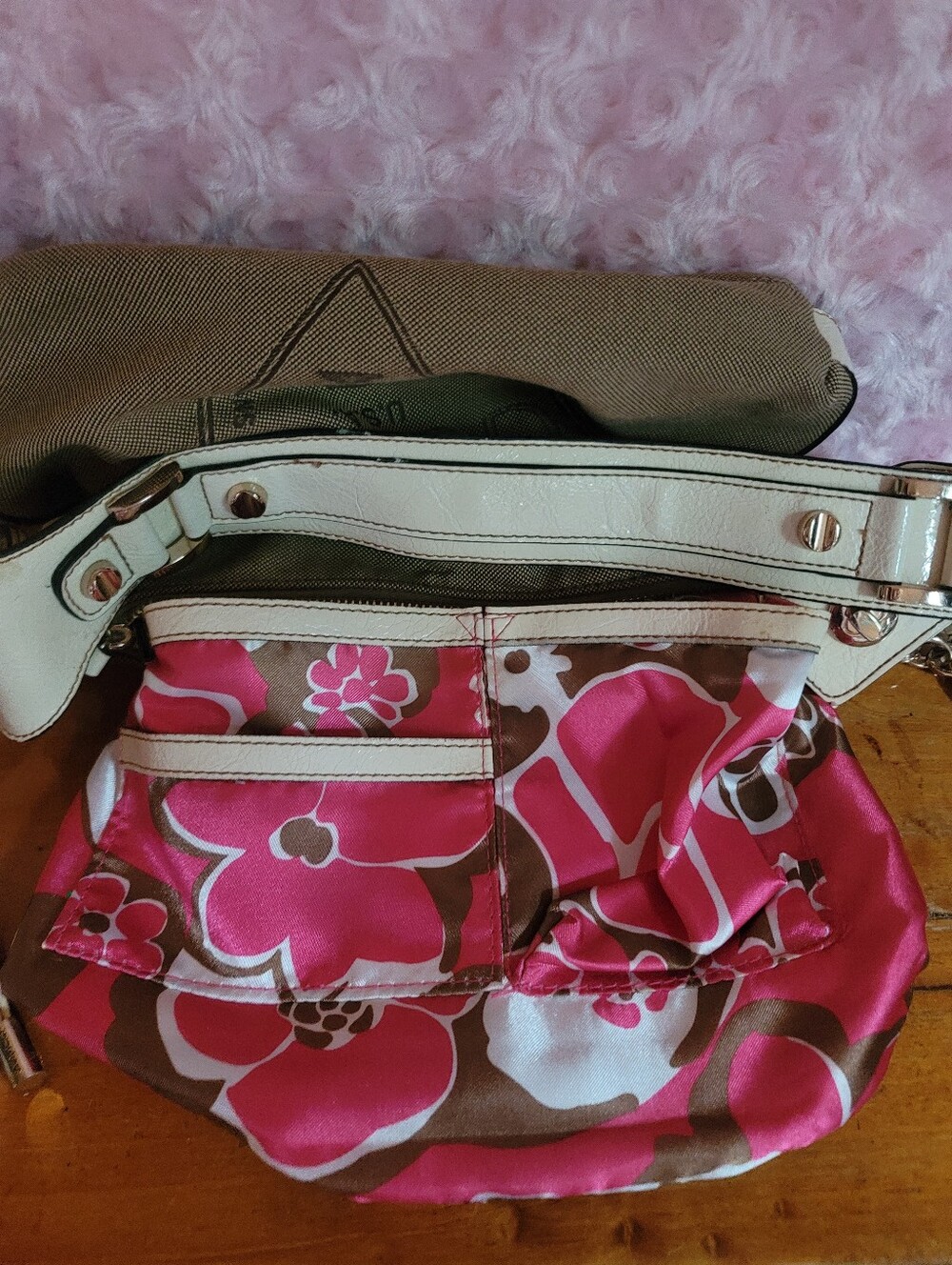GUESS Olive Canvas Shoulder Bag with White Trim and Matching Wallet - Picture 9 of 11